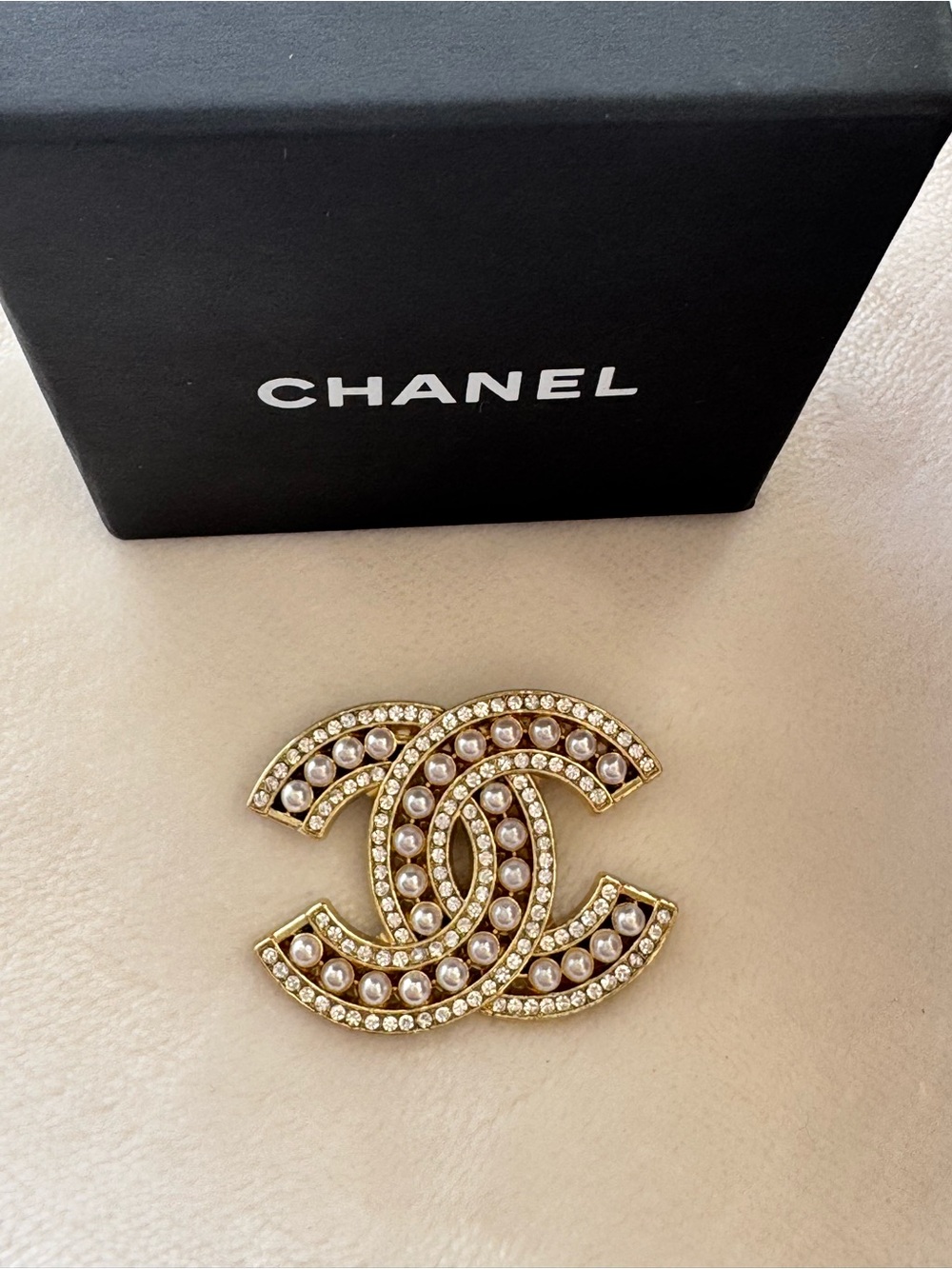 CHANEL Gold-Tone CC Brooch with Pearls and Crystals